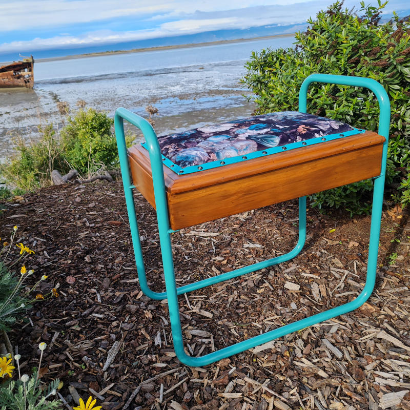 Piano stool / Seat